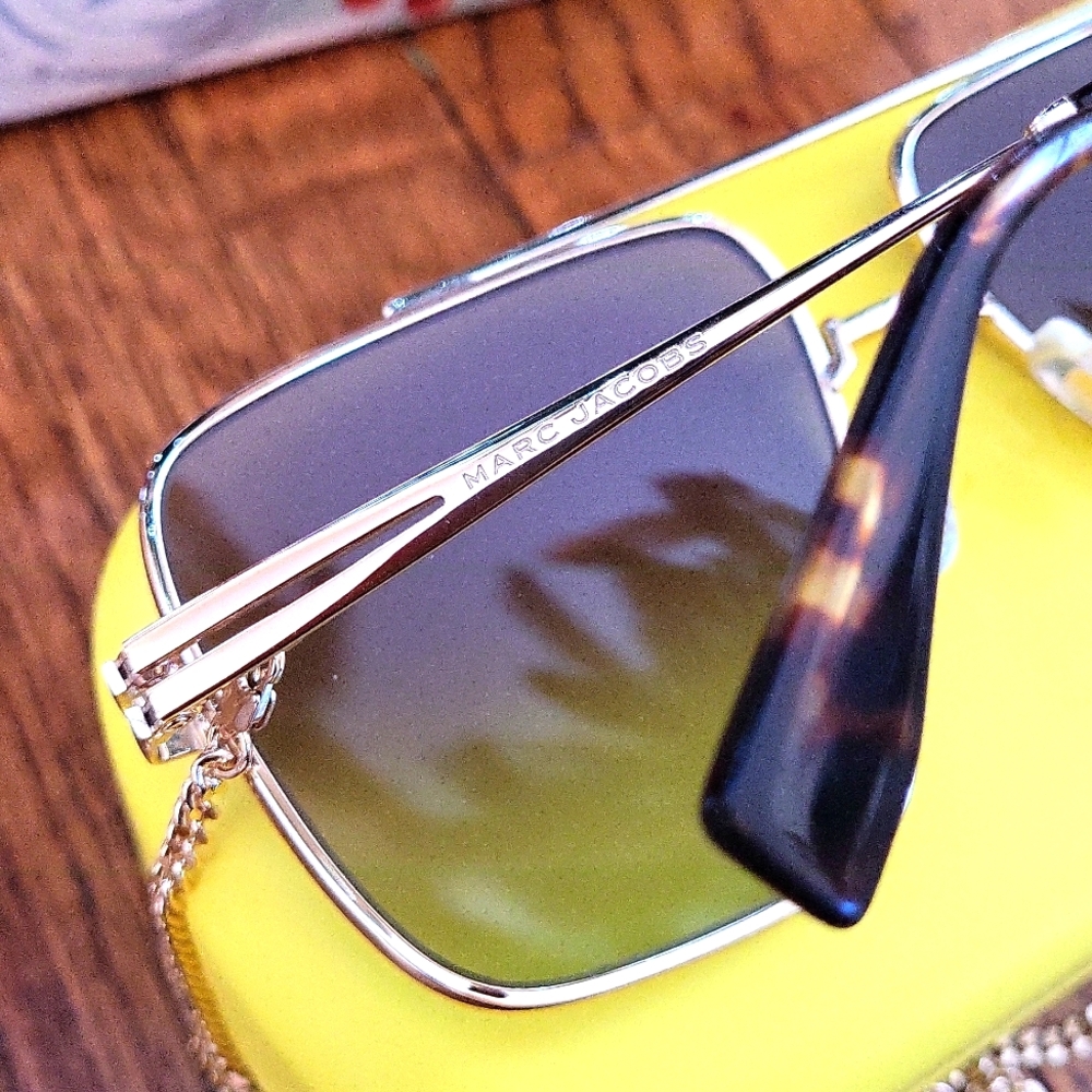 Marc Jacobs MJ 1091/ N/S 006J IB Gold with Gold Chain Sunglasses - Picture 10 of 10